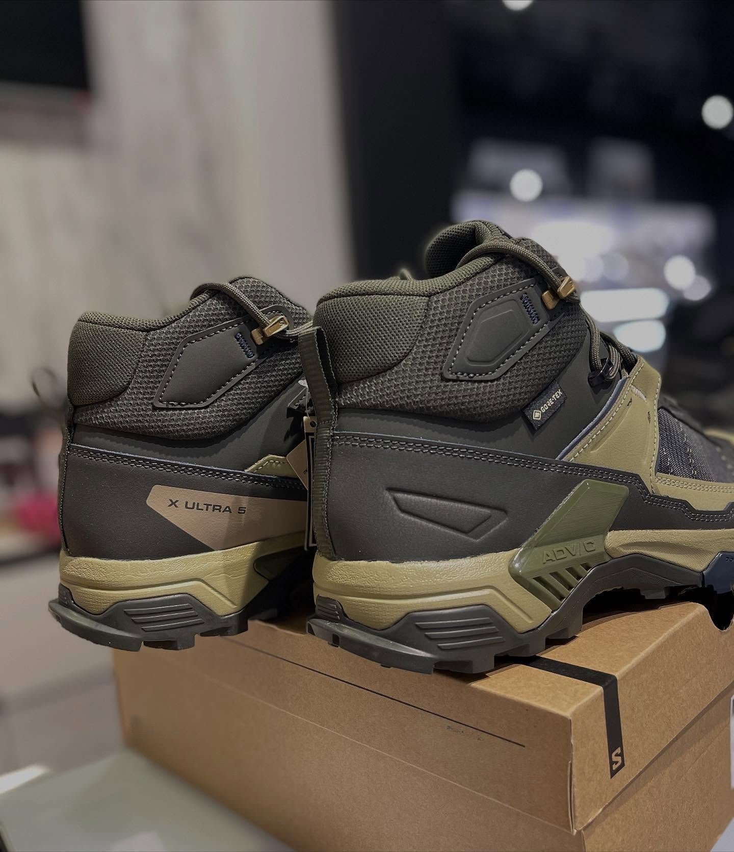 Medium-width Men's Hiking Shoes