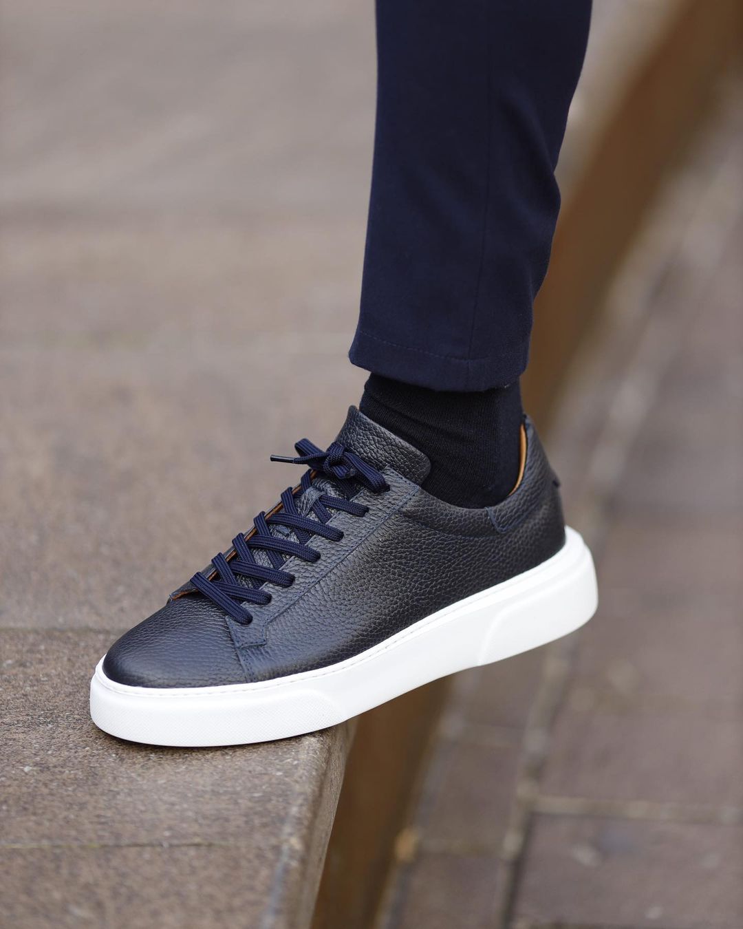 Men's Comfortable Slip Resistant Lace-up Sneakers